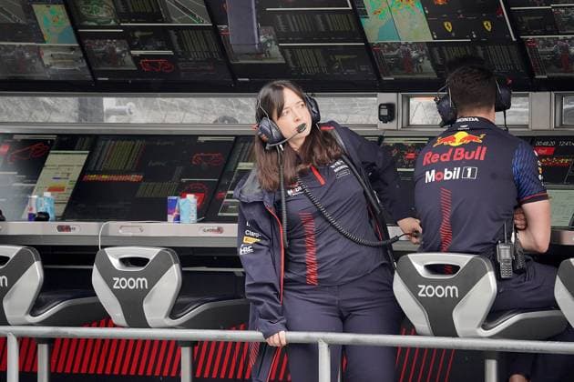 Formula 1 AWS Grand Prix of Spain 2023 03 06 2023, Circuit de Catalunya, Barcelona, Formula 1 AWS Grand Prix of Spain 2023 , in the picture main strategy engineer Hannah Schmitz Red Bull Racing makes sure how strong the onset of rain is nordphotoxGmbHx xBratic nph00250