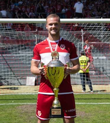 Sport Themen der Woche KW22 Sport Bilder des Tages Fussball, Herren, Saison 2022 2023, Landespokal Brandenburg (Finale), FC Energie Cottbus - FSV 63 Luckenwalde, Eric Hottmann (Energie Cottbus) mit Pokal, 03.06. 2023, *** Football, men, season 2022 2023, Landespokal Brandenburg final , FC Energie Cottbus FSV 63 Luckenwalde, Eric Hottmann Energie Cottbus with cup, 03 06 2023, Copyright: xSebastianxRäppold MatthiasxKochx