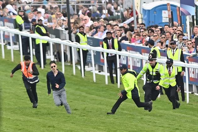 Sport Themen der Woche KW22 Sport Bilder des Tages Mandatory Credit: Photo by Hugh Routledge Shutterstock (13945608i) A protester runs onto the course as The Betfred Derby gets underway and is apprehended by police and security. The Betfred Derby Festival, Derby Day, Horse Racing, Epsom Downs, Surrey, UK - 03 Jun 2023 The Betfred Derby Festival, Derby Day, Horse Racing, Epsom Downs, Surrey, UK - 03 Jun 2023  Copyright: xHughxRoutledge Shutterstockx 13945608i