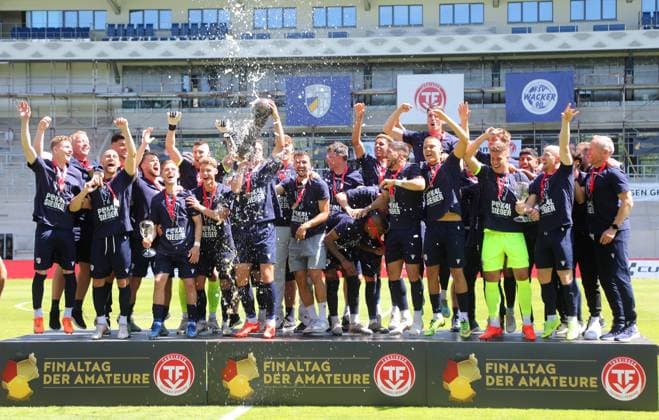 Sport Themen der Woche KW22 Sport Bilder des Tages GER, Thueringen-Pokal Finale, FC Carl Zeiss Jena - Wacker Nordhausen 03.06.2023, Jena, Ernst-Abbe-Sportfeld, GER, Saison 2022 2023, Regionalliga Nordost, Thueringen-Pokal Finale Koestritzer Pokalfinale FC Carl Zeiss Jena - FSV Wacker Nordhausen im Bild die Jenaer Mannschaft feiert mit dem Pokal *** GER, Thueringen Pokal Final, FC Carl Zeiss Jena Wacker Nordhausen 03 06 2023, Jena, Ernst Abbe Sportfeld, GER, season 2022 2023, Regionalliga Nordost, Thueringen Pokal Final Koestritzer Pokalfinale FC Carl Zeiss Jena FSV Wacker Nordhausen in the picture the Jena team celebrates with the cup