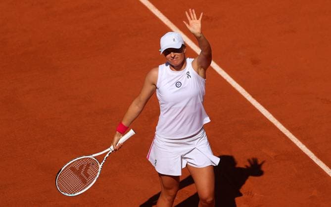 Mandatory Credit: Photo by Ella Ling Shutterstock (13944033ac) Iga Swiatek of Poland thanks the crowd French Open Tennis, Day 7, Roland Garros, Paris, France - 03 June 2023 French Open Tennis, Day 7, Roland Garros, Paris, France - 03 June 2023  Copyright: xEllaxLing Shutterstockx 13944033ac