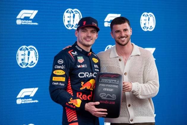 Max Verstappen NED, Oracle Red Bull Racing, 01 with Pirelli Pole Position Award presented by Mason Mount soccer professional, Chelsea London , ESP, Formula 1 World Championship, Spanish Grand Prix, Circuit de Barcelona Catalunya, 3 free practice and qualifying, 03 06 2023 ESP, Formula 1 World Championship, Spanish Grand Prix, Circuit de Barcelona Catalunya, 3 free practice and qualifying, 03 06 2023 Montmelo Copyright: xEibner Memmlerx EP_MMR
