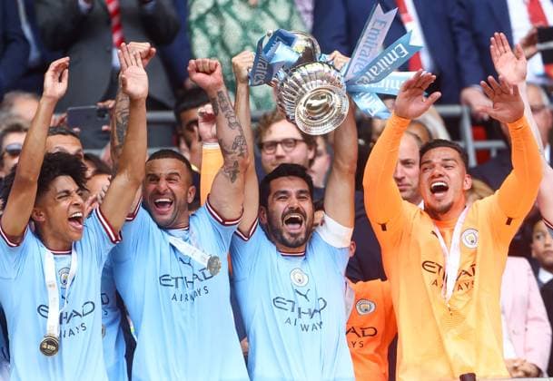 Sport Themen der Woche KW22 Sport Bilder des Tages Mandatory Credit: Photo by Kieran McManus Shutterstock (13944016eo) Ilkay Gündogan of Manchester City (8) lifts the FA Cup alongside Kyle Walker of Manchester City (2) and Manchester City Goalkeeper Ederson (31) Manchester City v Manchester United, ManU Emirates FA Cup, Final, Football, Wembley Stadium, London, UK - 03 June 2023 EDITORIAL USE ONLY No use with unauthorised audio, video, data, fixture lists, club league logos or live services. Online in-match use limited to 120 images, no video emulation. No use in betting, games or single club league player publications. Manchester City v Manchester United, Emirates FA Cup, Final, Football, Wembley Stadium, London, UK - 03 June 2023 EDITORIAL USE ONLY No use with unauthorised audio, video, data, fixture lists, club league logos or live services. Online in-match use limited to 120 images, no video emulation. No use in betting, games or single club league player publications.  Copyright: xKieranxMcManus Shutterstockx 13944016eo