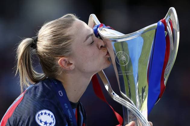 IMAGO Iconic Moments, Fußball - Frauen Bilder des Jahres 2023, Sport 06 Juni Sport Themen der Woche KW22 Sport Bilder des Tages EINDHOVEN - Fridolina Rolfo of FC Barcelona, Barca with UEFA Womens Champions League trophy after the UEFA Champions League Final for Women between FC Barcelona and Vfl Wolfsburg at Phillips stadium on June 3, 2023 in Eindhoven, Netherlands. ANP MAURICE VAN STONE Women s UEFA Champions League FINAL 2022 2023 xVIxANPxSportx xxANPxIVx 470817027 originalFilename: 470817027.jpg