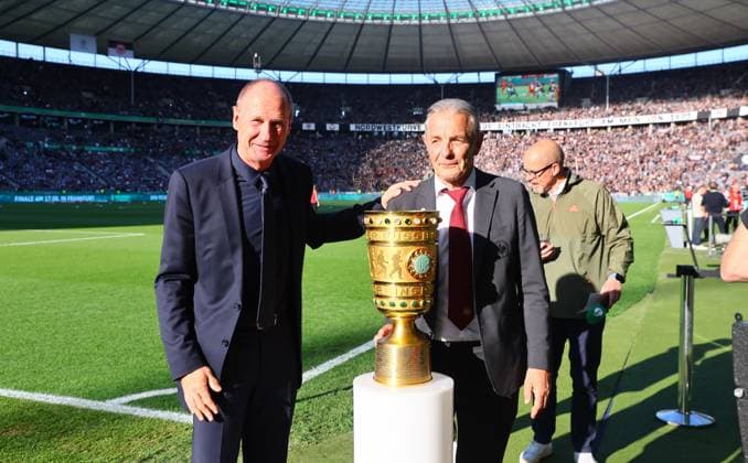 Sport Themen der Woche KW22 Sport Bilder des Tages RB Leipzig - Frankfurt DFB Pokalfinale Berlin, 03.06.2023, Olympiastadion, Fussball, 80. DFB Pokalfinale , RB Leipzig vs. SG Eintracht Frankfurt , Im Bild: Die beiden Club-Repräsentanten Perry Bräutigam (li., RB Leipzig) und Chaly Körbel (EIntracht) mit der DFB Pokaltrophäe Trophäe , *** RB Leipzig Frankfurt DFB Pokalfinale Berlin, 03 06 2023, Olympiastadion, Football, 80 DFB Pokalfinale , RB Leipzig vs SG Eintracht Frankfurt , In the picture The two club representatives Perry Bräutigam li , RB Leipzig and Chaly Körbel EIntracht with the DFB Pokaltrophäe trophy ,