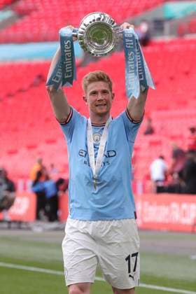 Manchester City v Manchester United, ManU FA Cup Kevin De Bruyne of Manchester City with the trophy at the end of the FA Cup Final between Manchester City and Manchester United at Wembley Stadium, London Copyright: xPaulxChestertonx FIL-18586-0123 UK Newspapers OUT