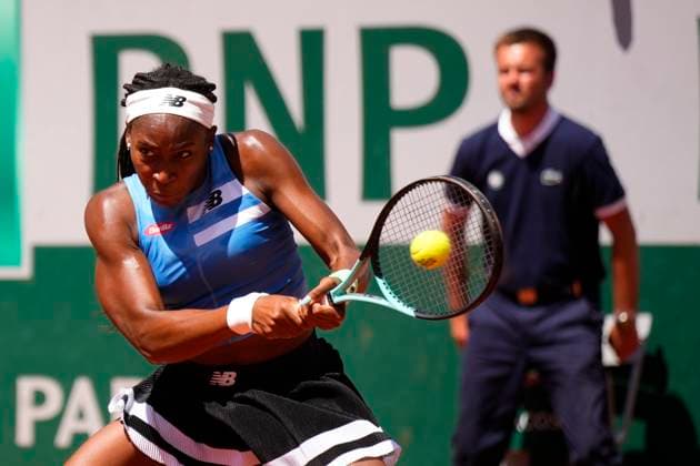 PARIS, FRANCE - JUNE 3: Coco Gauff plays a backhand during the 3nd round of Roland Garros 2023 match at Roland Garros Stadium on June 3, 2023 in Paris, France. (Photo by Glenn Gervot Icon Sportswire) TENNIS: JUN 03 French Open EDITORIAL USE ONLY Icon2306034560