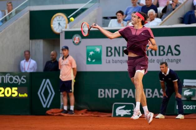 PARIS, FRANCE - JUNE 3: Taylor Fritz makes a forehand during the 3nd round of Roland Garros 2023 match at Roland Garros Stadium on June 3, 2023 in Paris, France. (Photo by Glenn Gervot Icon Sportswire) TENNIS: JUN 03 French Open EDITORIAL USE ONLY Icon2306034601