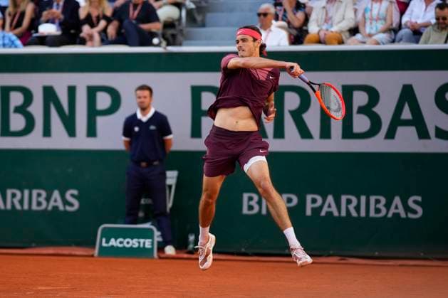 PARIS, FRANCE - JUNE 3: Taylor Fritz makes a forehand during the 3nd round of Roland Garros 2023 match at Roland Garros Stadium on June 3, 2023 in Paris, France. (Photo by Glenn Gervot Icon Sportswire) TENNIS: JUN 03 French Open EDITORIAL USE ONLY Icon2306034602