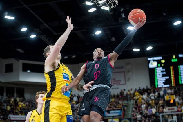 TJ Shorts II Telekom Baskets Bonn, 00 vs li Justin Johnson MHP Riesen Ludwigsburg, 23 MHP Riesen Ludwigsburg Telekom Baskets Bonn, Playoff Semifinal Game 3, Sports, Basketball, 1 Basketball Bundesliga, BBL, 03 06 2023, Ludwigsburg MHPArena , DEU MHP Riesen Ludwigsburg Telekom Baskets Bonn, 03 06 2023, Ludwigsburg MHPArena , DEU Ludwigsburg Copyright: xSandyxDinkelackerx EP_SDR