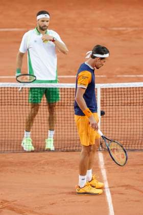 Daniel Altmaier and Grigor Dimitrov discuss a ball impression at the net Copyright: xJuergenxHasenkopfx