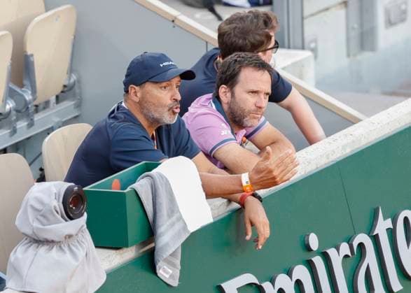 Daniel Altmaier coach, coach Alberto Mancini cap sits in the players box on the sidelines and gives instructions Copyright: xJuergenxHasenkopfx