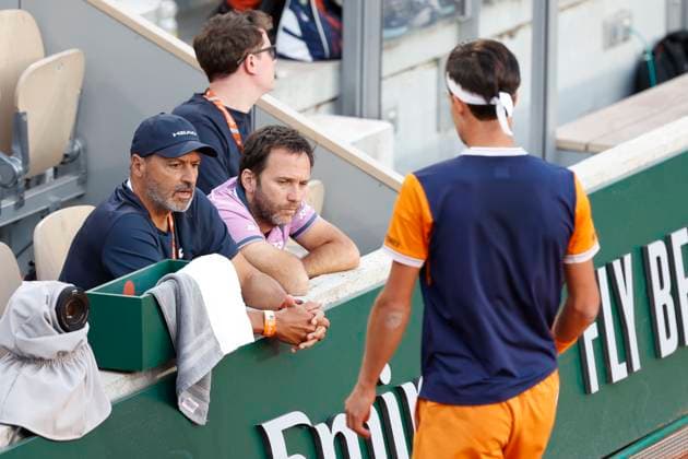 Daniel Altmaier coach, coach Alberto Mancini cap sits in the players box on the sidelines and gives instructions Copyright: xJuergenxHasenkopfx