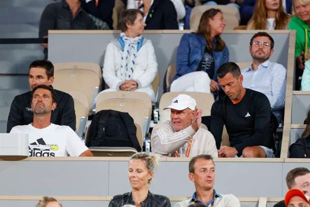 Alexander Zverev team in the players box, father Alexander gives hand signal, on the left physiotherapist Hugo Gravil, on the right in black hitting paryner Tobias Kamke and behind him with glasses Sergei Bubka Copyright: xJuergenxHasenkopfx