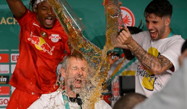 Sport Themen der Woche KW22 Sport Bilder des Tages nach Spielende: PK Pressekkonferenz mit Trainer Coach Marco Rose RasenBallsport Leipzig RBL Bierdusche, Weissbierdusche, Bier Christopher Nkunku (18) RasenBallsport Leipzig RBL Dominik Szoboszlai (17) RasenBallsport Leipzig RBL 80. DFB Pokalfinale RB Leipzig RBL vs SGE Eintracht Frankfurt Olympiastadion Berlin 03.06.2023 DFL REGULATIONS PROHIBIT ANY USE OF PHOTOGRAPHS AS IMAGE SEQUENCES AND OR QUASI-VIDEO 80. DFB Pokalfinale RB Leipzig RBL vs SGE Eintracht Frankfurt *** after end of match PK Press conference with coach Coach Marco Rose RasenBallsport Leipzig RBL Beer shower, white beer shower, Beer Christopher Nkunku 18 RasenBallsport Leipzig RBL Dominik Szoboszlai 17 RasenBallsport Leipzig RBL 80 DFB Pokalfinale RB Leipzig RBL vs SGE Eintracht Frankfurt Olympiastadion Berlin 03 06 2023 DFL REGULATIONS PROHIBIT ANY USE OF PHOTOGRAPHS AS IMAGE SEQUENCES AND OR QUASI VIDEO 80 DFB Pokalfinale RB Leipzig RBL vs SGE Eintracht Frankfurt