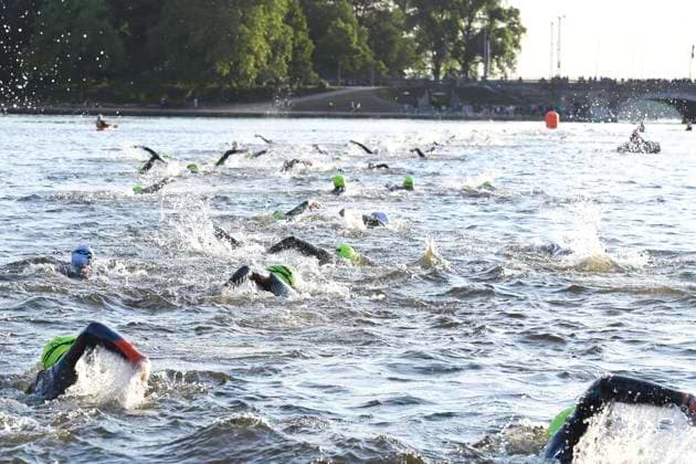 Sport Themen der Woche KW22 Sport Bilder des Tages GER; Ironman Europameisterschaft Hamburg 04.06.2023, GER; Ironman Europameisterschaft Hamburg, Innenstadt Hamburg, im Bild Jedermaenner beim Start am Jungfernstieg in die Alster *** GER Ironman European Championship Hamburg 04 06 2023, GER Ironman European Championship Hamburg, downtown Hamburg, in the picture Jedermaenner at the start at the Jungfernstieg into the Alster nordphotoxGmbH xWitke nph00002