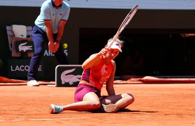 Mandatory Credit: Photo by Javier Garcia Shutterstock (13944034p) Elise Mertens slips over French Open Tennis, Day 8, Roland Garros, Paris, France - 04 June 2023 French Open Tennis, Day 8, Roland Garros, Paris, France - 04 June 2023  Copyright: xJavierxGarcia Shutterstockx 13944034p