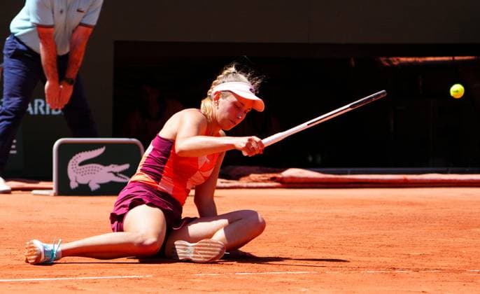 Mandatory Credit: Photo by Javier Garcia Shutterstock (13944034r) Elise Mertens slips over French Open Tennis, Day 8, Roland Garros, Paris, France - 04 June 2023 French Open Tennis, Day 8, Roland Garros, Paris, France - 04 June 2023  Copyright: xJavierxGarcia Shutterstockx 13944034r