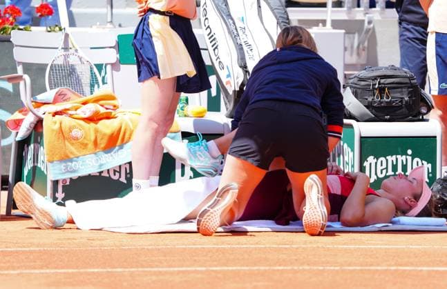 Mandatory Credit: Photo by Javier Garcia Shutterstock (13944034af) Elise Mertens gets treatment during the third set French Open Tennis, Day 8, Roland Garros, Paris, France - 04 June 2023 French Open Tennis, Day 8, Roland Garros, Paris, France - 04 June 2023  Copyright: xJavierxGarcia Shutterstockx 13944034af