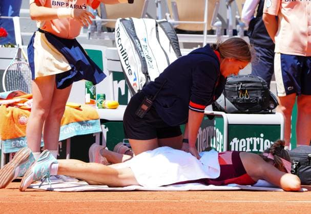 Mandatory Credit: Photo by Javier Garcia Shutterstock (13944034ad) Elise Mertens gets treatment during the third set French Open Tennis, Day 8, Roland Garros, Paris, France - 04 June 2023 French Open Tennis, Day 8, Roland Garros, Paris, France - 04 June 2023  Copyright: xJavierxGarcia Shutterstockx 13944034ad