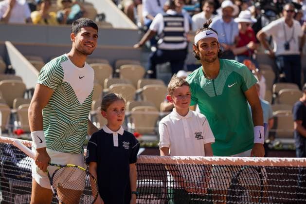 TENNIS - ATP, Tennis Herren French Open 2023 PARIS,FRANCE,04.JUN.23 - TENNIS - ATP World Tour, French Open, Roland Garros, Grand Slam. Image shows Carlos Alcaraz (ESP) and Lorenzo Musetti (ITA).  GEPAxpictures xFrancoisxAsal