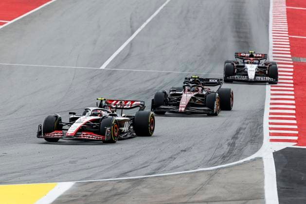 27 HULKENBERG Nico (ger), Haas F1 Team VF-23 Ferrari, action 24 ZHOU Guanyu (chi), Alfa Romeo F1 Team Stake C43, action during the Formula 1 AWS Gran Premio de Espana 2023, 7th round of the 2023 Formula One World Championship, WM, Weltmeisterschaft from June 2 to 4, 2023 on the Circuit de Barcelona-Catalunya, in Montmelo, Spain - F1 - SPANISH GRAND PRIX 2023 - RACE DPPI Panoramic 03323010__R3_1268