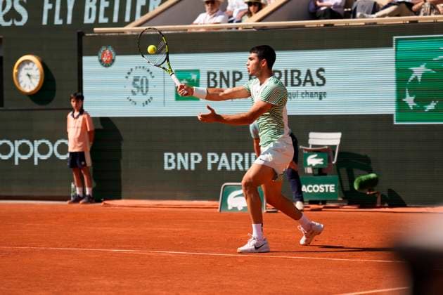 PARIS, FRANCE - JUNE 4: Carlos Alcaraz plays a forehand during 4th round of Roland Garros 2023 match at Roland Garros Stadium on June 4, 2023 in Paris, France. (Photo by Glenn Gervot Icon Sportswire) TENNIS: JUN 04 French Open EDITORIAL USE ONLY Icon2306046398