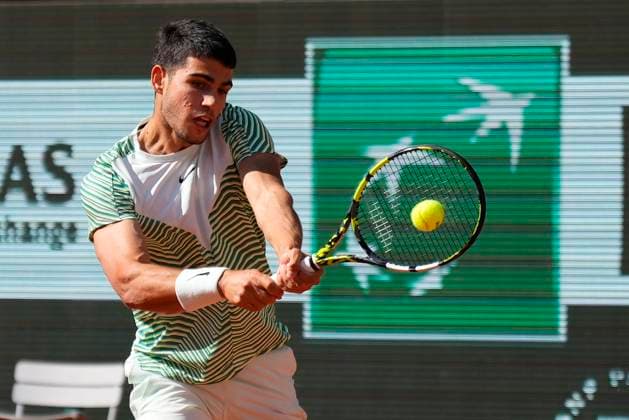 PARIS, FRANCE - JUNE 4: Carlos Alcaraz plays a backhand during 4th round of Roland Garros 2023 match at Roland Garros Stadium on June 4, 2023 in Paris, France. (Photo by Glenn Gervot Icon Sportswire) TENNIS: JUN 04 French Open EDITORIAL USE ONLY Icon2306046399