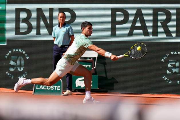 PARIS, FRANCE - JUNE 4: Carlos Alcaraz plays an extended defensive backhand during 4th round of Roland Garros 2023 match at Roland Garros Stadium on June 4, 2023 in Paris, France. (Photo by Glenn Gervot Icon Sportswire) TENNIS: JUN 04 French Open EDITORIAL USE ONLY Icon2306046402