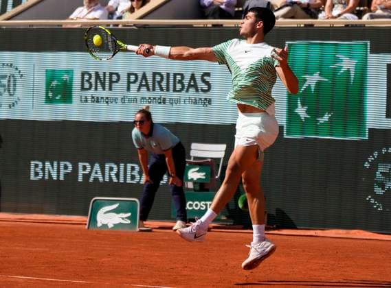 PARIS, FRANCE - JUNE 4: Carlos Alcaraz plays a forehand during 4th round of Roland Garros 2023 match at Roland Garros Stadium on June 4, 2023 in Paris, France. (Photo by Glenn Gervot Icon Sportswire) TENNIS: JUN 04 French Open EDITORIAL USE ONLY Icon2306046403