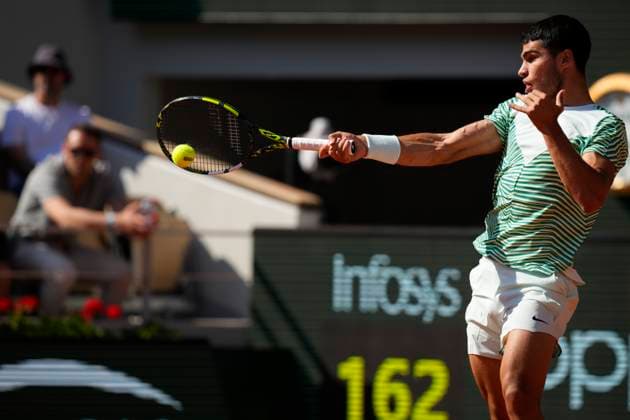PARIS, FRANCE - JUNE 4: Carlos Alcaraz plays a forehand during 4th round of Roland Garros 2023 match at Roland Garros Stadium on June 4, 2023 in Paris, France. (Photo by Glenn Gervot Icon Sportswire) TENNIS: JUN 04 French Open EDITORIAL USE ONLY Icon2306046407