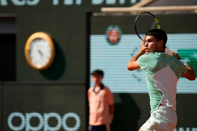 PARIS, FRANCE - JUNE 4: Carlos Alcaraz plays a forehand during 4th round of Roland Garros 2023 match at Roland Garros Stadium on June 4, 2023 in Paris, France. (Photo by Glenn Gervot Icon Sportswire) TENNIS: JUN 04 French Open EDITORIAL USE ONLY Icon2306046411
