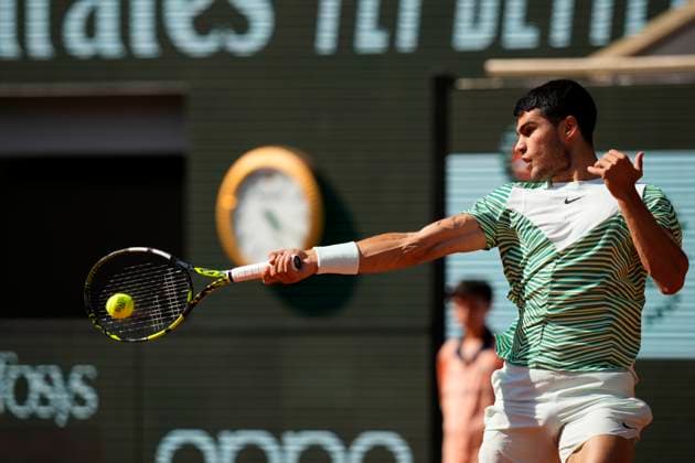 PARIS, FRANCE - JUNE 4: Carlos Alcaraz plays a forehand during 4th round of Roland Garros 2023 match at Roland Garros Stadium on June 4, 2023 in Paris, France. (Photo by Glenn Gervot Icon Sportswire) TENNIS: JUN 04 French Open EDITORIAL USE ONLY Icon2306046412