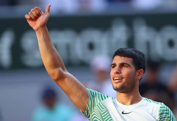 Sport Bilder des Tages Mandatory Credit: Photo by Ella Ling Shutterstock (13944035b) Carlos Alcaraz of Spain celebrates French Open Tennis, Day 8, Roland Garros, Paris, France - 04 June 2023 French Open Tennis, Day 8, Roland Garros, Paris, France - 04 June 2023  Copyright: xEllaxLing Shutterstockx 13944035b