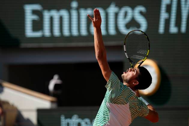 PARIS, FRANCE - JUNE 4: Carlos Alcaraz serves during 4th round of Roland Garros 2023 match at Roland Garros Stadium on June 4, 2023 in Paris, France. (Photo by Glenn Gervot Icon Sportswire) TENNIS: JUN 04 French Open EDITORIAL USE ONLY Icon2306046414
