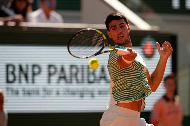 PARIS, FRANCE - JUNE 4: Carlos Alcaraz plays a forehand during 4th round of Roland Garros 2023 match at Roland Garros Stadium on June 4, 2023 in Paris, France. (Photo by Glenn Gervot Icon Sportswire) TENNIS: JUN 04 French Open EDITORIAL USE ONLY Icon2306046419