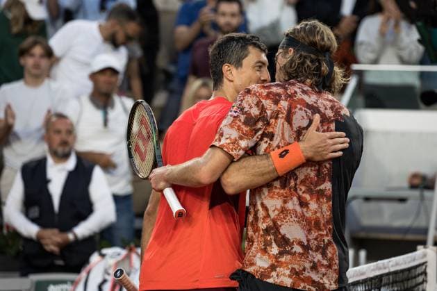 TENNIS - ATP, Tennis Herren French Open 2023 PARIS,FRANCE,04.JUN.23 - TENNIS - ATP World Tour, French Open, Roland Garros, Grand Slam. Image shows Sebastian Ofner (AUT) and Stefanos Tsitsipas (GRE).  GEPAxpictures xFrancoisxAsal