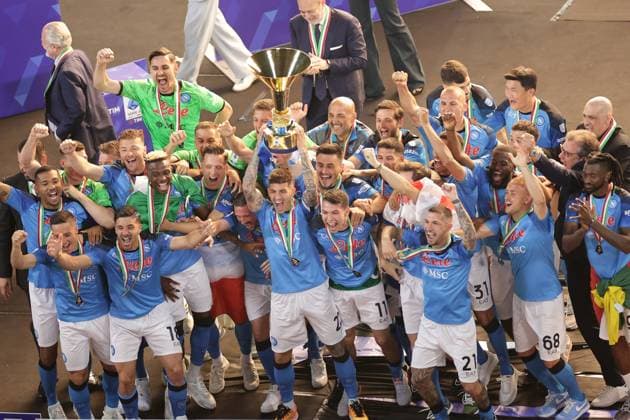 Sport Themen der Woche KW22 Sport Bilder des Tages Giovanni Di Lorenzo of SSC Napoli lifts the trophy as he celebrates with teammates the victory of the italian championship Serie A at Diego Armando Maradona stadium in Naples (Italy), June 4th, 2023. cesarexpurini