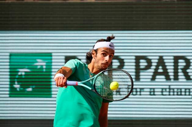 PARIS, FRANCE - JUNE 4: Lorenzo Musetti plays a backhand during 4th round of Roland Garros 2023 match between Carlos Alcaras vs Lorenzo Musetti at Roland Garros Stadium on June 4, 2023 in Paris, France. (Photo by Glenn Gervot Icon Sportswire) TENNIS: JUN 04 French Open EDITORIAL USE ONLY Icon2306046753