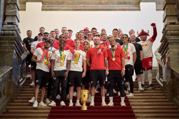 Bilder des Jahres 2023, Sport 06 Juni Sport Themen der Woche KW22 Sport Bilder des Tages 04.06.2023, GER, RB Leipzig. DFB-Pokal, Siegfeier, 2022 2023 Pokalsieger auf den Stufen des Neuen Rathauses zu Leipzig Leipzig Neues Rathaus Sachsen Deutschland *** 04 06 2023, GER, RB Leipzig DFB Cup, victory celebration, 2022 2023 cup winner on the steps of the New City Hall of Leipzig Leipzig New City Hall Saxony Germany