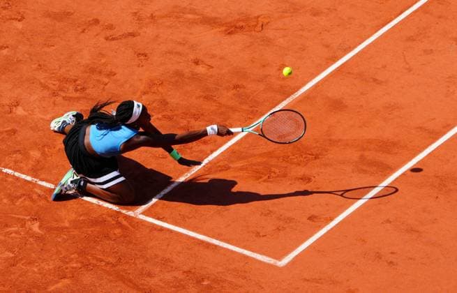 Mandatory Credit: Photo by Javier Garcia Shutterstock (13944044bd) Coco Gauff fallls over as she plays a forehand French Open Tennis, Day 9, Roland Garros, Paris, France - 05 June 2023 French Open Tennis, Day 9, Roland Garros, Paris, France - 05 June 2023  Copyright: xJavierxGarcia Shutterstockx 13944044bd