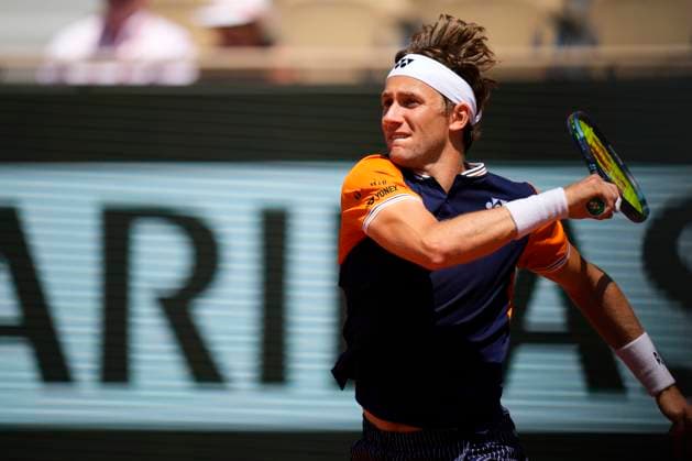 PARIS, FRANCE - JUNE 5: Casper Ruud plays a forehand during 4th round of Roland Garros 2023 match between at Roland Garros Stadium on June 5, 2023 in Paris, France. (Photo by Glenn Gervot Icon Sportswire) TENNIS: JUN 05 French Open EDITORIAL USE ONLY Icon2306056843