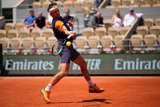 PARIS, FRANCE - JUNE 5: Casper Ruud plays a forehand during 4th round of Roland Garros 2023 match between at Roland Garros Stadium on June 5, 2023 in Paris, France. (Photo by Glenn Gervot Icon Sportswire) TENNIS: JUN 05 French Open EDITORIAL USE ONLY Icon2306056850