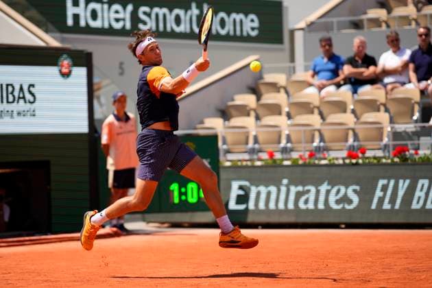 PARIS, FRANCE - JUNE 5: Casper Ruud plays a forehand during 4th round of Roland Garros 2023 match between at Roland Garros Stadium on June 5, 2023 in Paris, France. (Photo by Glenn Gervot Icon Sportswire) TENNIS: JUN 05 French Open EDITORIAL USE ONLY Icon2306056880