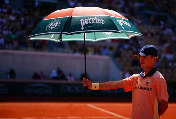 Mandatory Credit: Photo by Javier Garcia Shutterstock (13944044fh) A ballboy holds up a Perrier umbrella French Open Tennis, Day 9, Roland Garros, Paris, France - 05 June 2023 French Open Tennis, Day 9, Roland Garros, Paris, France - 05 June 2023  Copyright: xJavierxGarcia Shutterstockx 13944044fh