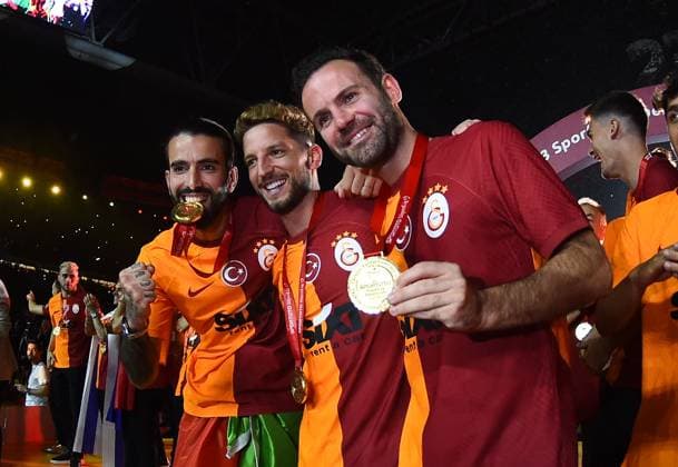 2022 -2023 Turkish Super League champion Galatasaray team received the championship trophy after the Fenerbahce match at NEF Stadyumu in Istanbul, Turkey, on June 4, 2023. Pictured : Serio Oliveira (L) ,Juan Mata (C) and Dries Mertens (R) Istanbul Turkey Copyright: xSeskimphotox Gsaray-Fbahce-zatd-040623 (60)