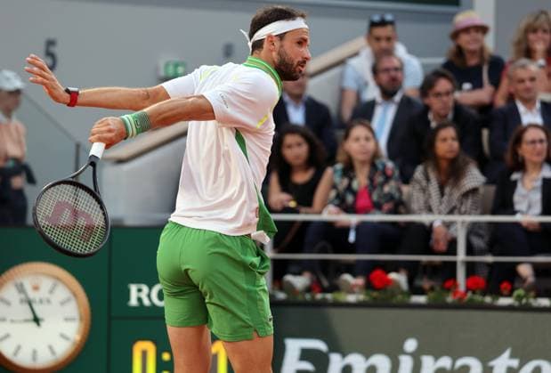 Grigor Dimitrov of Bulgaria plays against Alexander Zverev of Germany at the Roland Garros French Tennis Open in Paris, France, on Monday, June 5, 2023. Zverev won 6-1, 6-4, 6-3 and qualified for the quarter finals.  PAR20230605128 MAYAxVIDON-WHITE