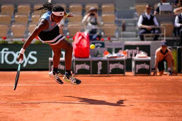 Sport Bilder des Tages PARIS, FRANCE - JUNE 5: Coco Gauff makes an acrobatic volley during 4th round of Roland Garros 2023 match between Anna Karolina Schmiedlova vs Coco Gauff at Roland Garros Stadium on June 5, 2023 in Paris, France. (Photo by Glenn Gervot Icon Sportswire) TENNIS: JUN 05 French Open EDITORIAL USE ONLY Icon2306056931