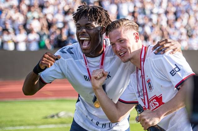 Aarhus GF v Broendby IF, Danish 3F Superliga football, Aarhus, Denmark Aarhus, Denmark. 04th, June 2023. Yann Bisseck (L) and Jelle Duin (R) of Aarhus GF seen in celebration after winning bronze medals after the 3F Superliga match between Aarhus GF and Broendby IF at Ceres Park in Aarhus. Aarhus Denmark  Copyright: xGonzalesxPhoto MortenxKjaerx