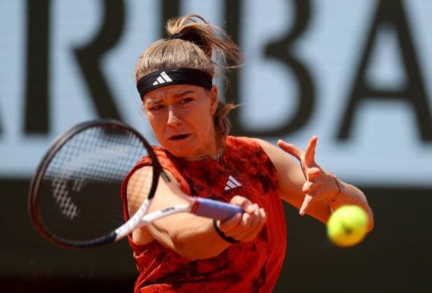 Mandatory Credit: Photo by Ella Ling Shutterstock (13949269n) Karolina Muchova of Czech Republic in action French Open Tennis, Day 10, Roland Garros, Paris, France - 06 June 2023 French Open Tennis, Day 10, Roland Garros, Paris, France - 06 June 2023  Copyright: xEllaxLing Shutterstockx 13949269n